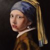 Das M&auml;dchen mit dem Perlenohrgeh&auml;nge nach Jan VermeerNeu interpretiert von Gunda Brickwedel40x50cm &Ouml;lfarbe auf LeinwandInformation zum Bildthema: Das popul&auml;rste Bild von Jan Vermeer ist das um 1665 entstandene Portr&auml;t Das M&auml;dchen mit dem Perlenohrgeh&auml;nge. Diese Bekanntheit beruht vor allem auf der modernen Rezeption und darauf, dass dieses Werk der Aufh&auml;nger einer erfolgreichen Vermeer-Ausstellung im Mauritshuis in Den Haag in den Jahren 1995 und 1996 war. Das abgebildete M&auml;dchen ist aus unmittelbarer N&auml;he und ohne erz&auml;hlerische Attribute dargestellt, was dieses Bildnis von den anderen Werken Vermeers deutlich abhebt. Es ist nicht bekannt, wer die Abgebildete ist. Es k&ouml;nnte sich um ein Modell handeln, vielleicht war das Bild aber auch eine Auftragsarbeit. Der Hintergrund des Bildes ist neutral und sehr dunkel, durch seine Vielfarbigkeit aber nicht schwarz. Der dunkle Hintergrund verst&auml;rkt die Helligkeit des M&auml;dchens, insbesondere die seiner Haut. Es neigt den Kopf, was den Anschein von Gedankenverlorenheit beim Betrachter hervorruft. Das M&auml;dchen interagiert mit dem Betrachter, indem es ihn direkt anblickt und den Mund leicht ge&ouml;ffnet h&auml;lt, was in der niederl&auml;ndischen Malerei h&auml;ufig die Andeutung einer Ansprache des Bildbetrachters darstellt.(Text: Wikipedia)